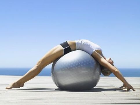 Ejercicios de pelota para el tratamiento de la osteocondrosis