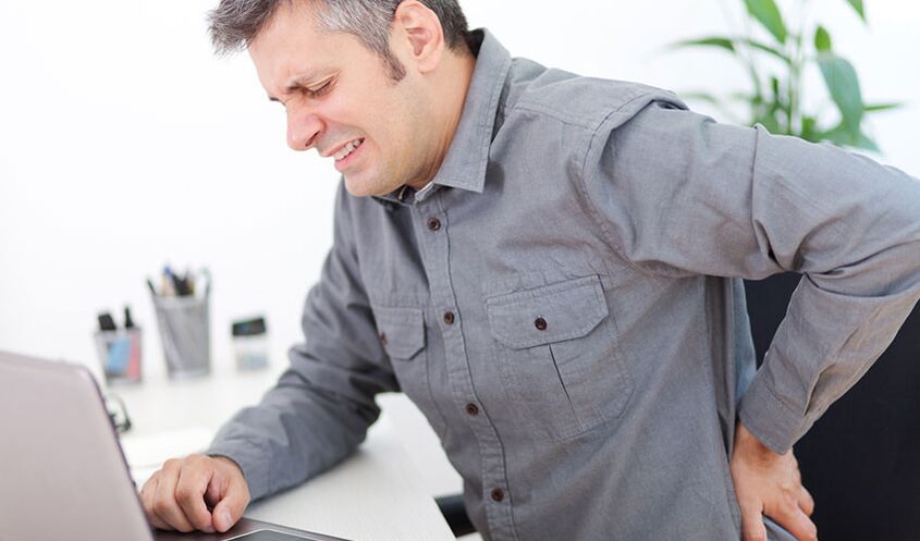 Dolor de espalda por osteocondrosis por trabajo sedentario.