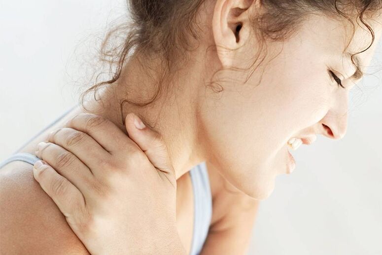 Dolor en la zona del cuello debido a osteocondrosis.