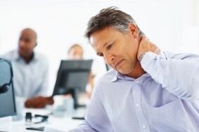 Dolor de cuello debido a osteocondrosis.